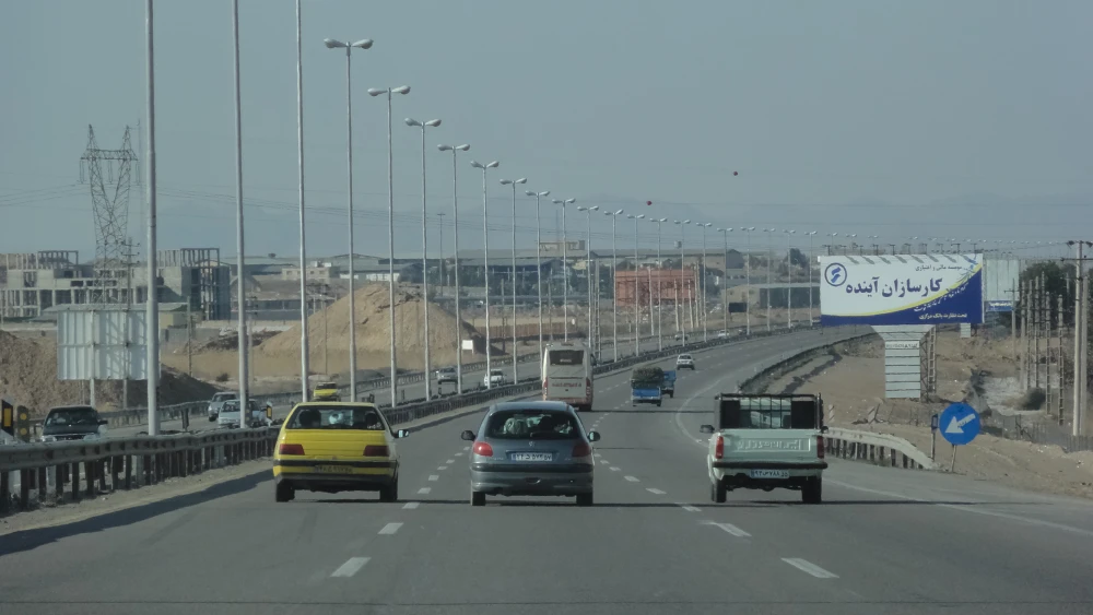 The Tehran–Qom highway, officially part of Freeway 7 (the Persian Gulf Highway), in Tehran, February 2011. Credit: Mostafa Meraji via Wikimedia Commons.