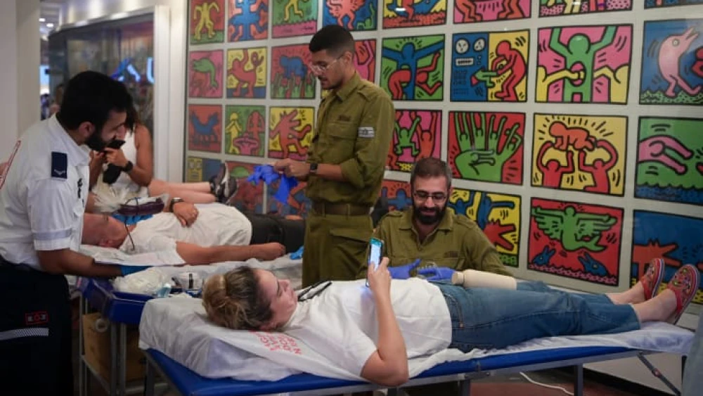 Hundreds in line at Dizengoff Center in Tel Aviv to donate blood, with more than thousands of injuries as hundreds of terrorists infiltrated southern Israel yesterday morning. October8, 2023. Photo by Avshalom Sassoni/Flash90 *** Local Caption *** ?????? ?? ?? ???? ??????? ???? ????? ????