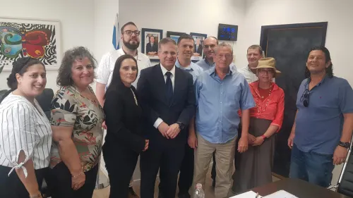Likud Anglo Division members with Israeli Education Minister Yoav Kisch. Courtesy of Paul Wiener.