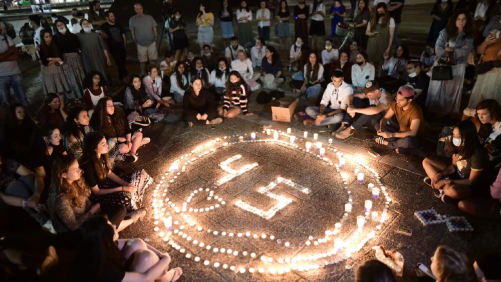 Israelis light candles for the 45 victims who were killed in a crowd crush at Mount Meron during Lag B'Omer celebrations, at Rabin Square in Tel Aviv. May 2, 2021. Photo by Tomer Neuberg/Flash90.