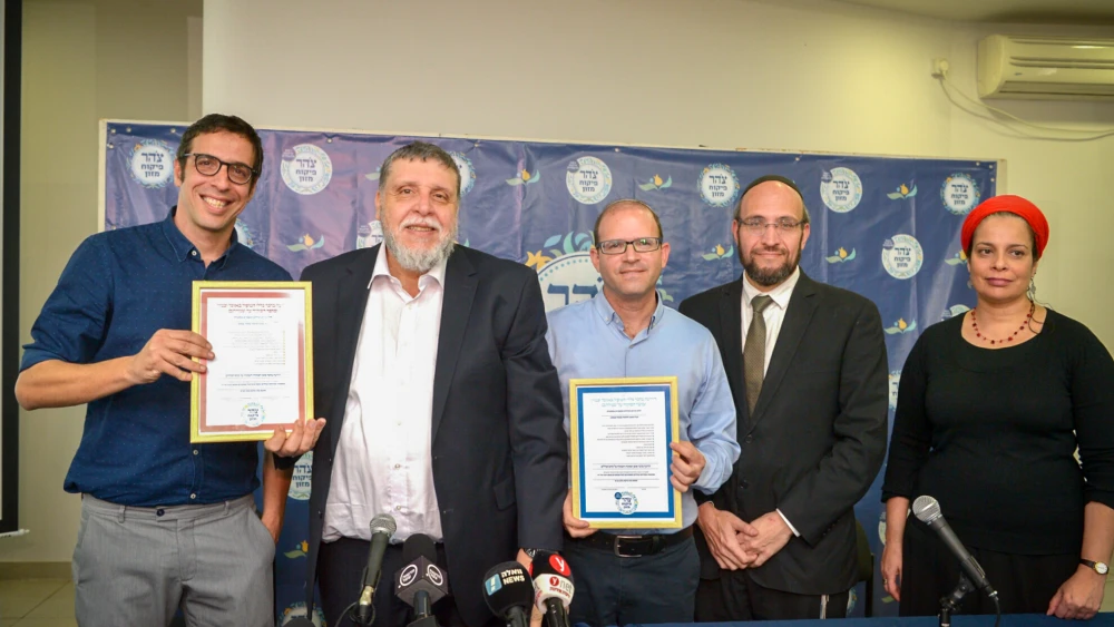 Shai Berman, CEO of the Israel Restaurant Association (left), Rabbi Rafi Feuerstein (second from left) and Rabbi Dr. Moshe Be’eri (center) at a Tel Aviv press conference on the establishment of a new kashrut system as an alternative to that of the Chief Rabbinate of Israel, Feb. 26, 2018. Photo by Flash90.