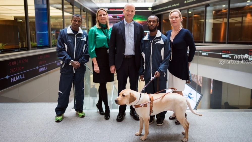 From left, Avi Solomon’s running partner Lior Berhano; London Stock Exchange Chief Communications and Marketing Officer Brigitte Trafford; London Stock Exchange CEO David Schwimmer; Avi Solomon and Justine Zwerling, head of Primary Markets Israel for the London Stock Exchange and long-time supporter of Solomon’s running. Photo by Henrik Anderson/LSEG.