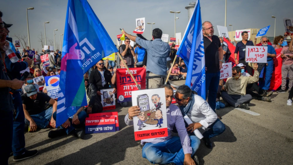 Israeli tourism-industry workers protest government COVID-19 measures outside Ben-Gurion International Airport, on Dec. 13, 2021. Photo by Avshalom Sassoni/Flash90.