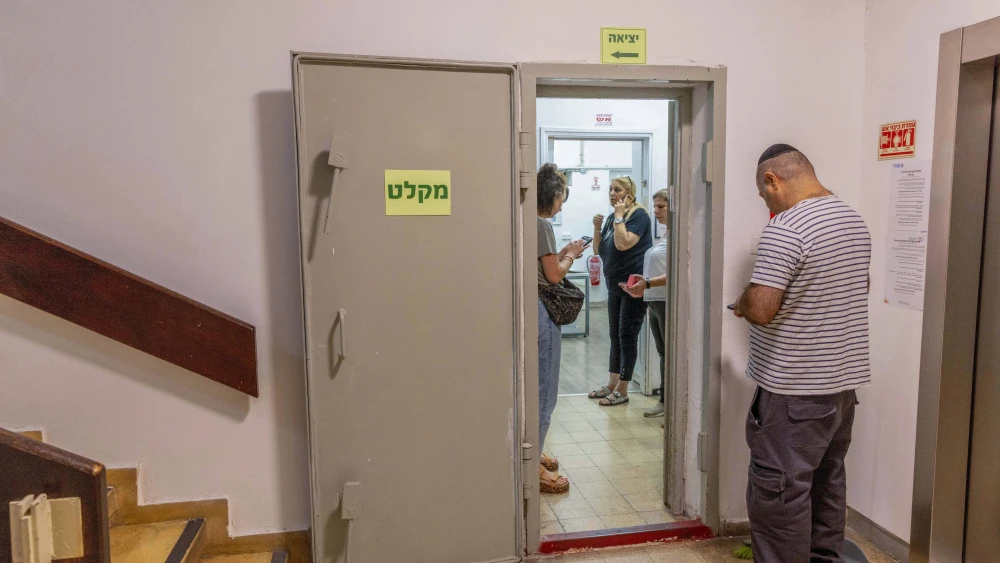 Iran Missile Attack, Israelis in Bomb Shelter