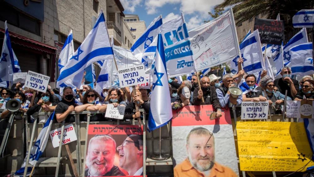 Right-wing activists demonstrate outside the District Court in Jerusalem in support of Israeli Prime Minister Benjamin Netanyahu, May 24, 2020. Photo by Yonatan Sindel/Flash90.