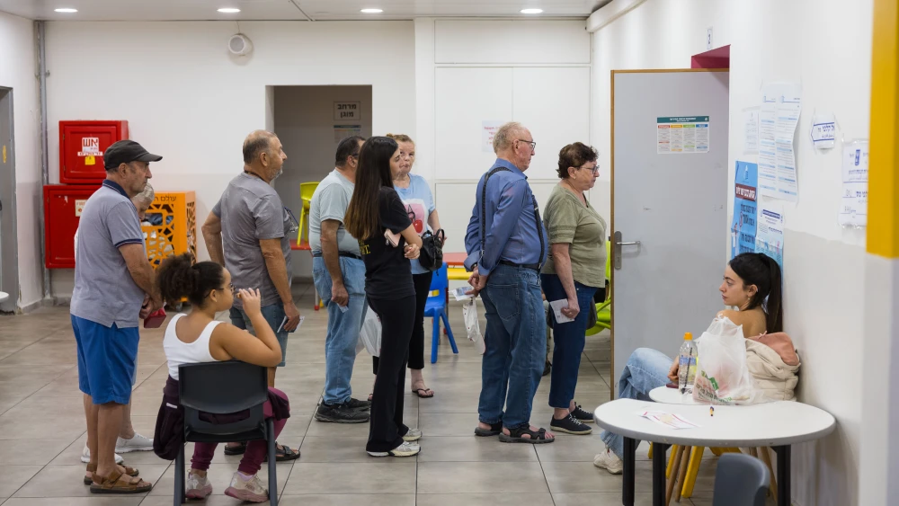 Israelis stand in line to cast their ballots at a polling station during Election Day for the 26th Knesset, on Oct. 27, 2026. Photo by Liron Moldovan/Flash90.