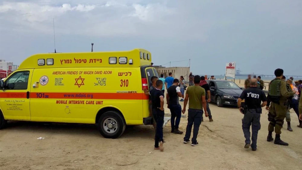 Medics at the scene of a lightning strike that injured five people near Ashkelon, Oct. 15, 2019. Credit: MDA.