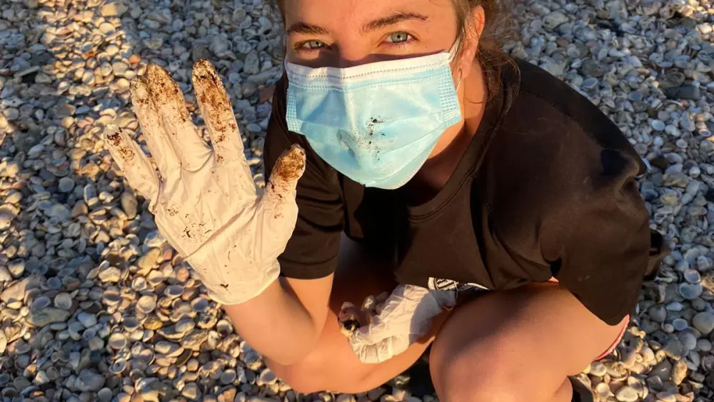 One of about 30 students from the Hanaton pre-military preparatory school in the Jezreel Valley who volunteered to clean tar from Shikmona beach in Haifa. Photo courtesy of Hanaton.