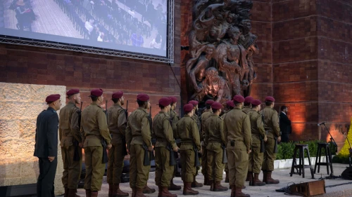 Israelis soldiers at a ceremony held at the Yad Vashem Holocaust Memorial Museum in Jerusalem, as Israel marks the annual Holocaust Remembrance Day. April 23, 2025. Photo by Chaim Goldberg/Flash90 *** Local Caption *** דוד ברנע ראש המוסד יד ושם מוזיאון יום השואה זיכרון טקס ערב