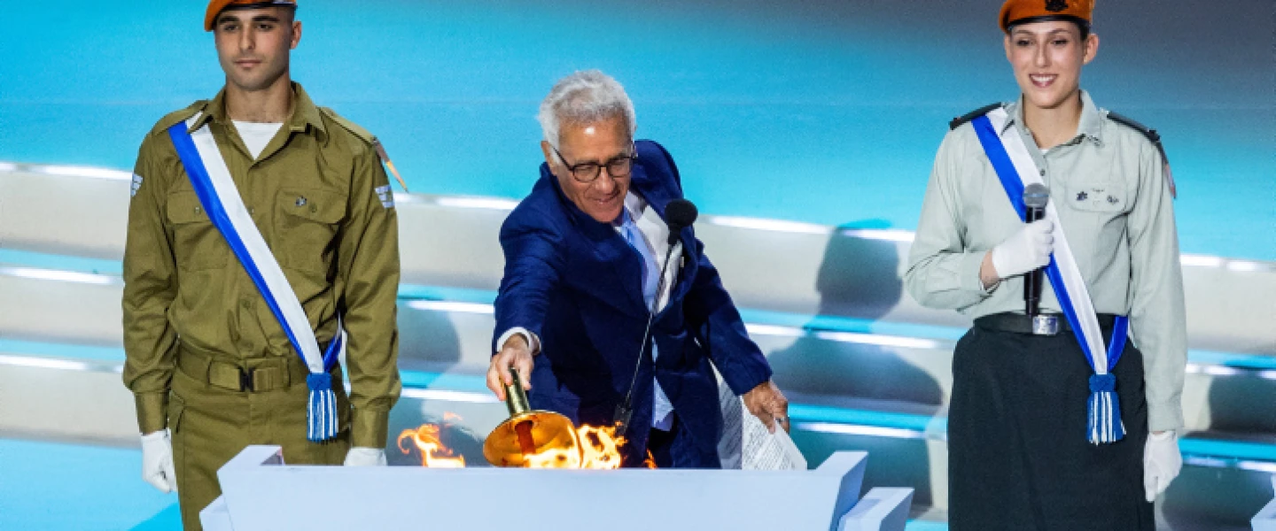 Sylvan Adams lights a torch during the rehearsal for the Independence Day ceremony at Mount Herzl in Jerusalem, April 23, 2023. Photo by Yonatan Sindel/Flash90.