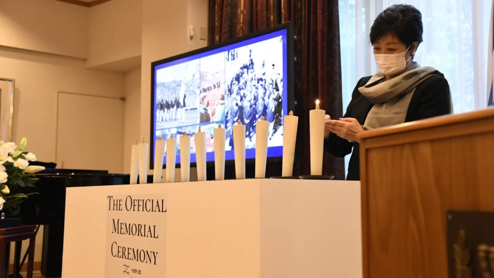 The governor of Tokyo, Yuriko Koike, lights candles in honor of the 11 Israeli athletes murdered at the 1972 Munich Olympics at a memorial ceremony on Aug. 1, 2021. Source: Israel in Japan/Twitter.