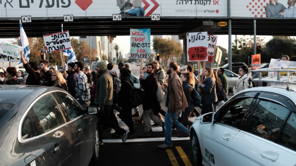 Students and teachers from Seminar Ha'kibuzim protest against the deportation of African asylum-seekers in Tel Aviv, Jan. 24, 2018. Photo by Tomer Neuberg/Flash90.