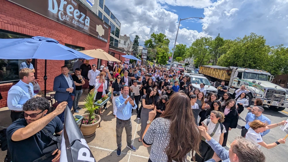 Des élèves d'un lycée juif du Queens achètent leur déjeuner chez Bagels & Co pour manifester leur soutien.