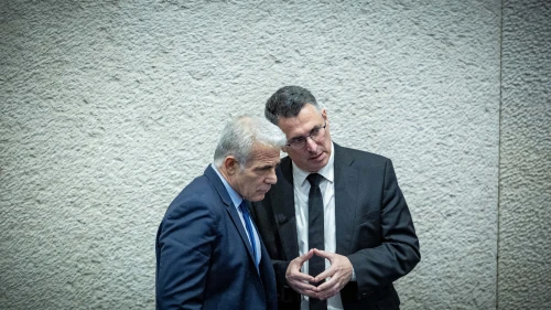 Israeli opposition leader Yair Lapid speaks with New Hope Party leader Gideon Sa'ar (right) at the plenary hall of the Israeli parliament in Jerusalem, March 13, 2024. Photo by Yonatan Sindel/Flash90.