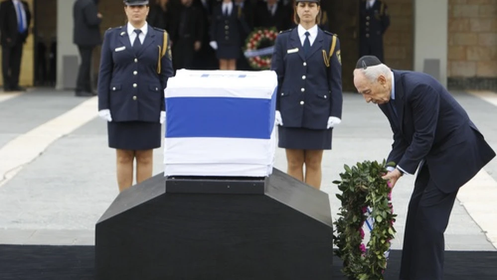 Israeli President Shimon Peres pays his respects at the coffin holding former Israeli Prime Minister Ariel Sharon, laid outside the Knesset. Sharon passed away Jan. 11. Credit: Miriam Alster/Flash90.