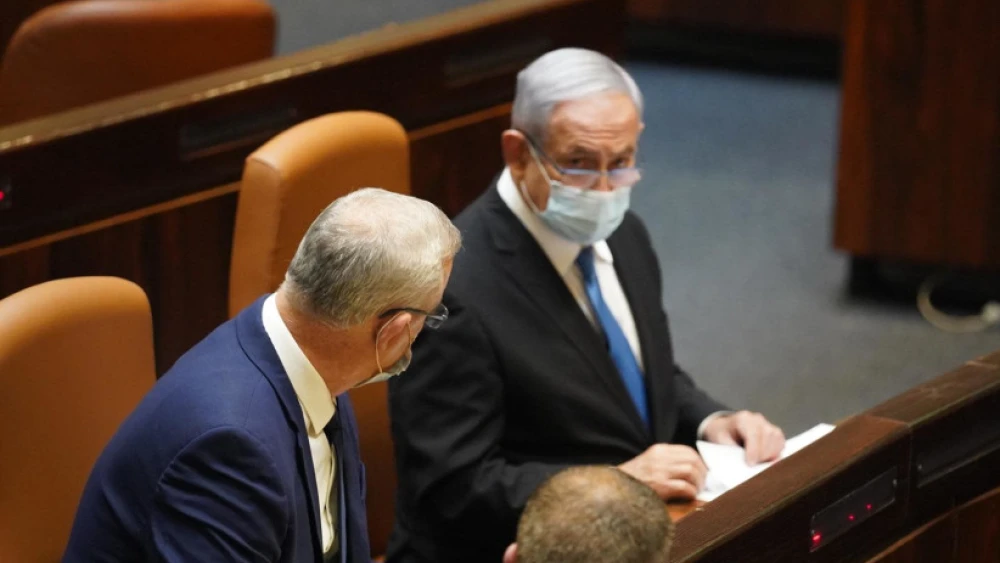 Israeli Prime Minister Benjamin Netanyahu (right) and Defense Minister Benny Gantz vote for the budget deadline extension bill on Aug. 24, 2020. Credit: Yehonatan Samiyeh/Knesset Spokesperson's Office.