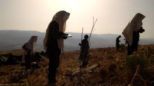 Soldiers from the Israel Defense Forces' ultra-Orthodox unit, the Netzah Yehuda Battalion, at prayer, on June 20, 2005. Photo by Abir Sultan/Flash90.