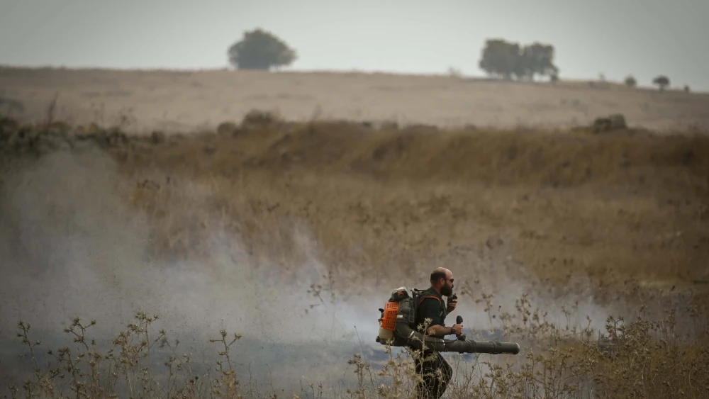 Firefighters control the wildfires after a massive 25-missile attack on the northern town of Katsrin and central Golan Heights, on November 3, 2024. Photo by Michael Giladi/ Flash90 *** Local Caption *** לבנון ישראל נפילה מלחמה פגיעה שריפה