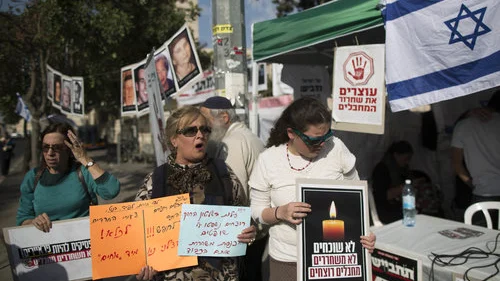 A protest against Israel negotiating the release of Palestinian terrorist prisoners in front of the prime minister’s residence in Jerusalem, April 1, 2014. Credit: Yonatan Sindel/Flash90.