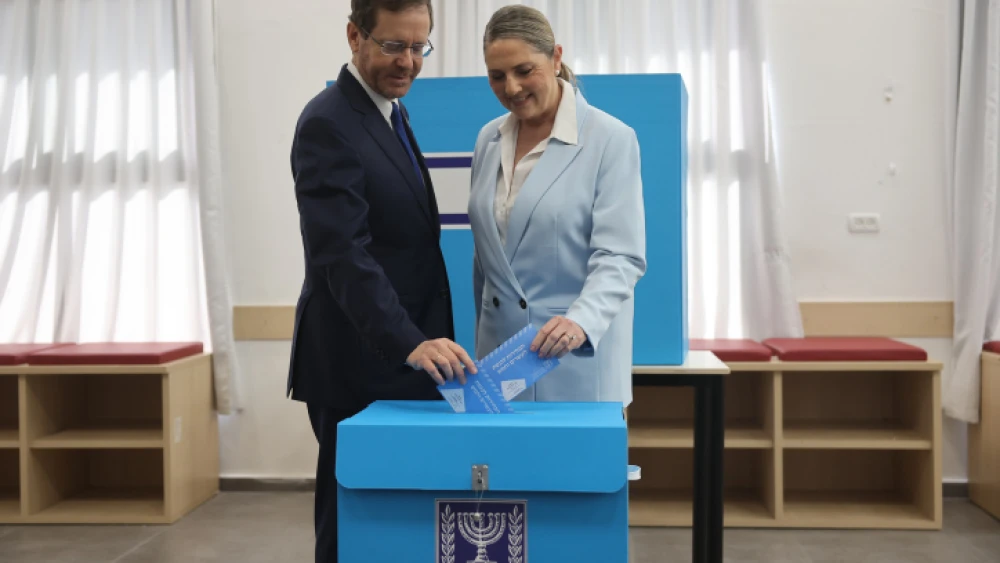 Israeli President Isaac Herzog and his wife Michal cast their ballots in the Israeli general elections, at a voting station in Jerusalem, on Nov. 1, 2022. Photo by Yonatan Sindel/Flash90.