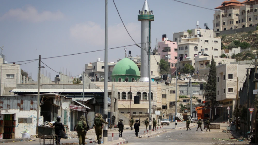 Palestinian attacker near Nablus hurls stones towards Israeli troops during clashes at a riot in support of Palestinian prisoners on hunger strike in Israeli jails, May 5, 2017. Photo by Nasser Ishtayeh/Flash90.
