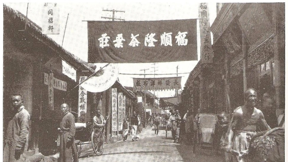 An image of East Market Street in Kaifeng in 1910. The synagogue was off to the right of the stores on the right side. The photo is from vol. 2, p. 18 of Chinese Jews (1966) by Bishop William Charles White. Credit: Public Domain via Wikimedia Commons.