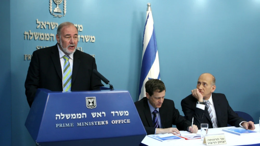 Israeli Finance Minister Avraham Hirschson speaks at a press conference on the government's plan to reduce poverty, on April 18, 2007. Photo by Ariel Jerozolimski/Flash90.