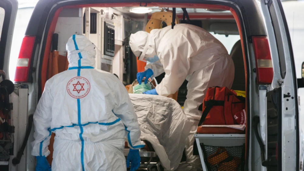 Magen David Adom workers evacuate a patient outside the coronavirus (COVID-19) unit at Shaare Zedek Medical Center in Jerusalem on April 20, 2020. Photo by Nati Shohat/Flash90.