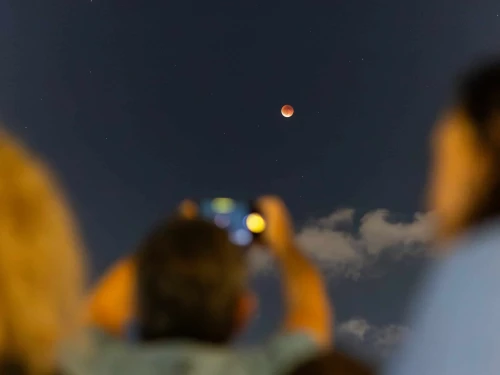 Israeli families enjoy activities and watch a lunar eclipse, also known as a ״blood moon״, at the Planetanya in Netanya, August 7, 2025. Photo by Dor Pazuelo/Flash90 *** Local Caption *** ירח ליקוי ירח זריחה גדול פלנתניה נתניה