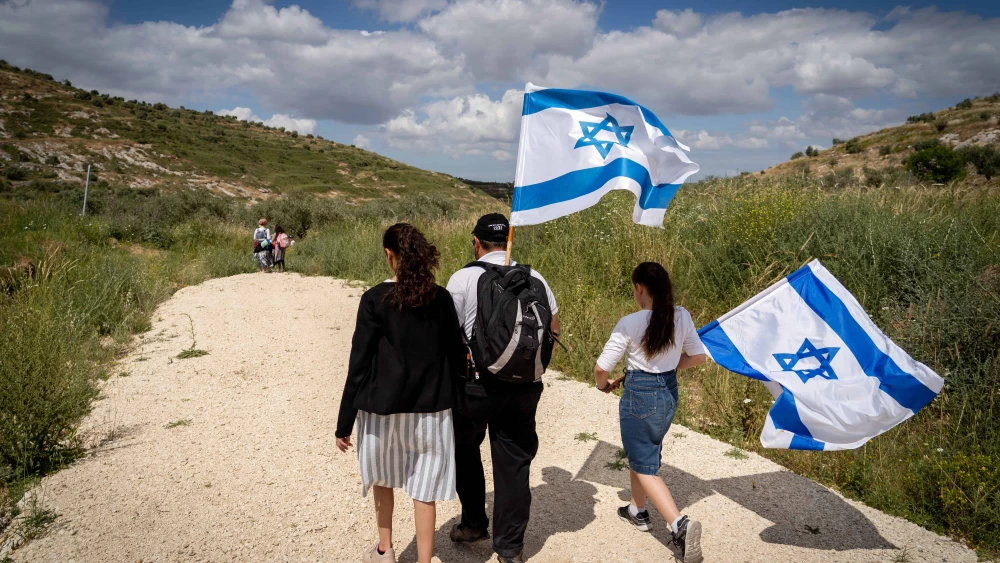 Israeli Jews march to celebrate Israel’s 71st Independence Day near Havat Gilad in northern Samaria, May 9, 2019. Photo by Hillel Maeir/Flash90.