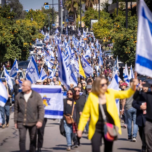 People pay their respects during the funeral service of Oded Lifshitz, who died in Hamas captivity, in Rishon Lezion, Feb. 25, 2025. Photo by Miriam Alster/Flash90.