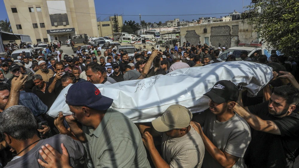 Palestinian relatives and friends mourn during the funeral of Palestinians killed in separate Israeli airstrikes in Khan Yunis, in the southern Gaza Strip, September 11, 2026. Photo by Abed Rahim Khatib/Flash90