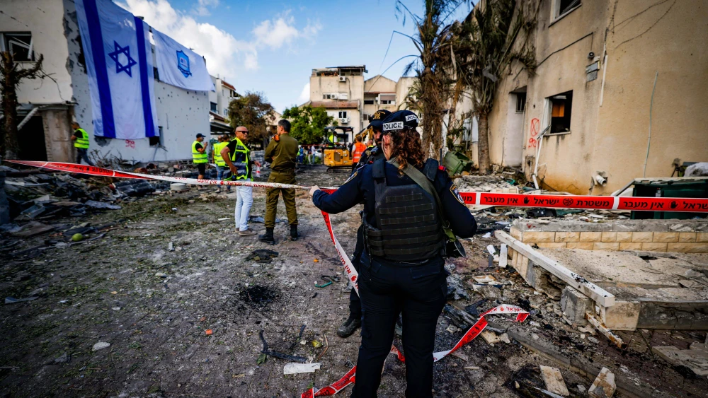 Israeli security and rescue forces at the site where a Hezbollah rocket fired from Lebanon hit homes and cars in the Haifa suburb of Kiryat Bialik, Sept. 22, 2024. Photo by Chaim Goldberg/Flash90.