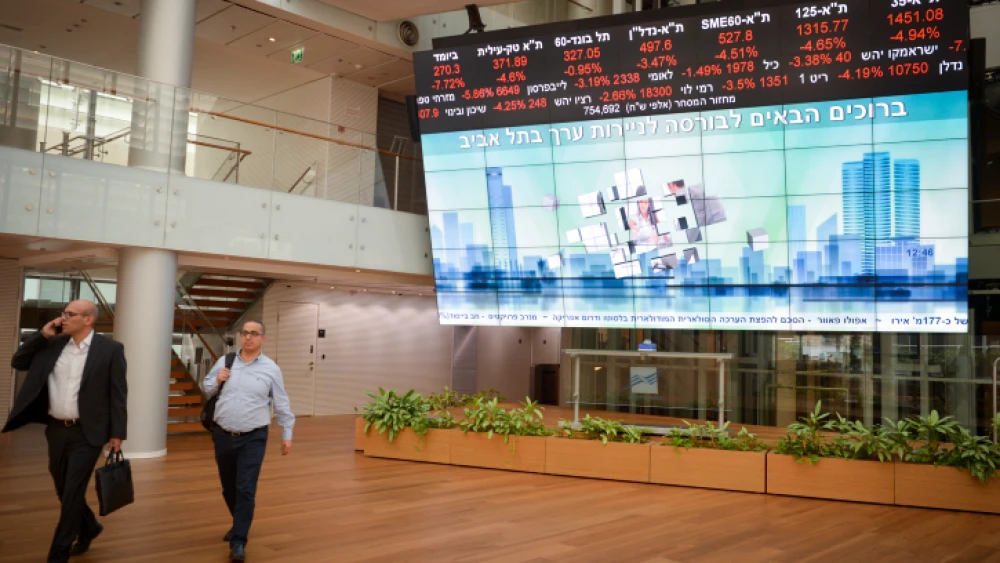 Screens show falling stocks at the Tel Aviv Stock Exchange, Dec. 23, 2018. Photo by Miriam Alster/Flash90.
