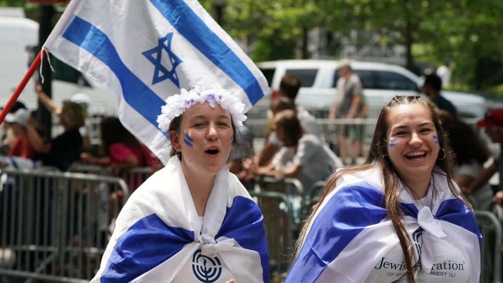 Teenagers march in the Celebrate Israel Parade in Manhattan, May 22, 2022. Photo by Don Pollard/Office of Gov. Kathy Hochul.