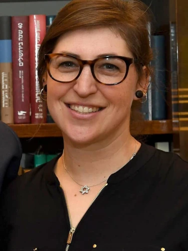 Mayim Bialik on a visit to Israel in 2018. Credit: Mark Neyman/GPO via Wikimedia Commons.