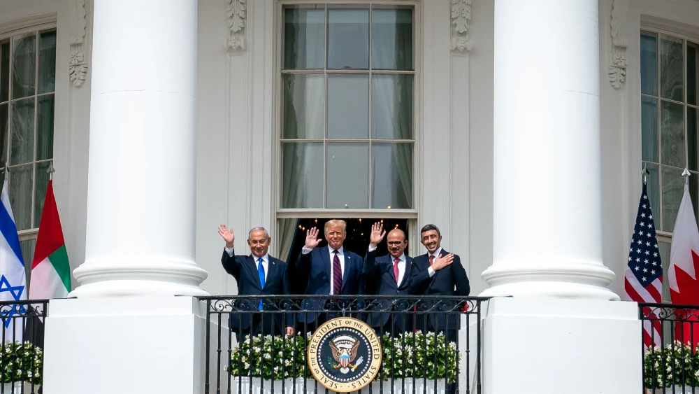 U.S. President Donald Trump, Bahraini Foreign Minister Abdullatif bin Rashid Al-Zayani, Israeli Prime Minister Benjamin Netanyahu and UAE Foreign Minister Abdullah bin Zayed Al Nahyani wave from the Blue Room balcony during the Abraham Accords signing on Sept. 15, 2020. Credit: White House/Tia Dufour.