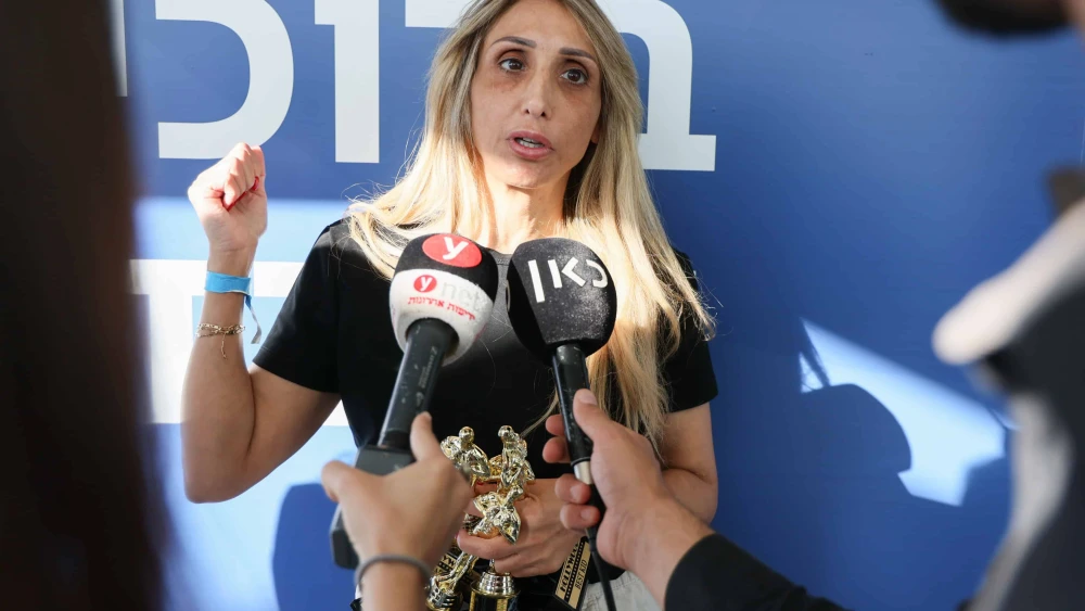 Tami Braslavski, mother of released Israeli hostage Rom Braslavski, speaks to press at Sheba Medical Center, Oct. 15, 2025. Photo by Jonatan Shaul/Flash90.