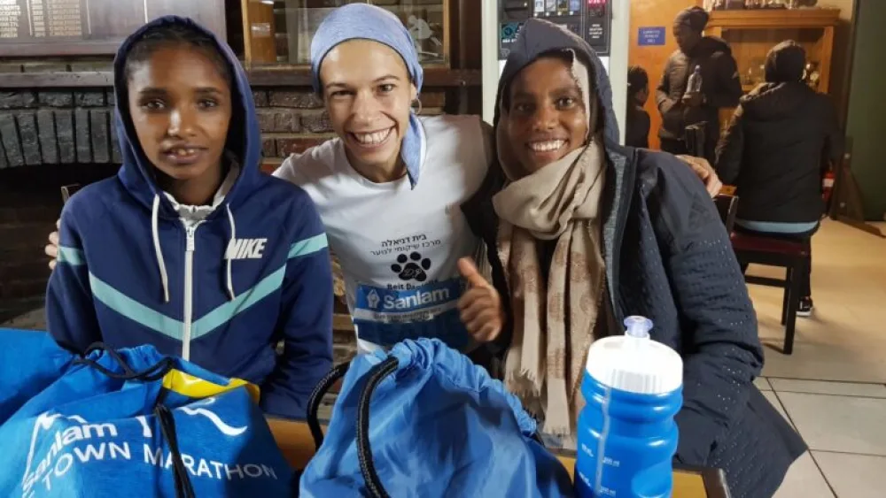 Beatie Deutsch with two Ethiopian runners at the 2019 Cape Town Marathon. Photo courtesy of Beatie Deutsch.