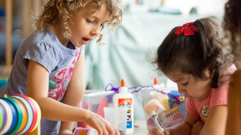 Two preschool kids doing arts and crafts. Credit: Courtesy of Allison Shelley/The Verbatim Agency for American Education: Images of Teachers and Students in Action/Flickr.