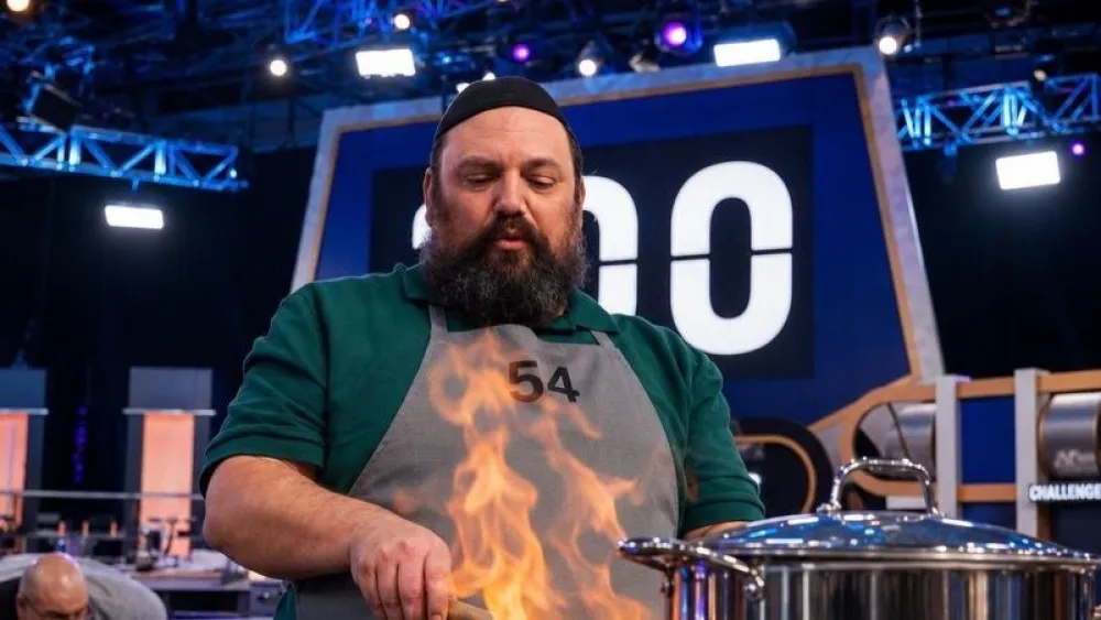 Kosher chef Sruly Meyer knows how to handle the fire on “100 Cooks” on the Food Network. Credit: Courtesy of the Food Network/Used with permission.