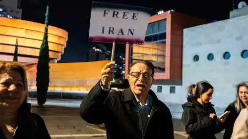 Miembros de la comunidad judía iraní se reúnen durante una manifestación por un Irán libre en Holon, Israel, el 14 de enero de 2026. Foto: Matt Kaminsky/JNS.