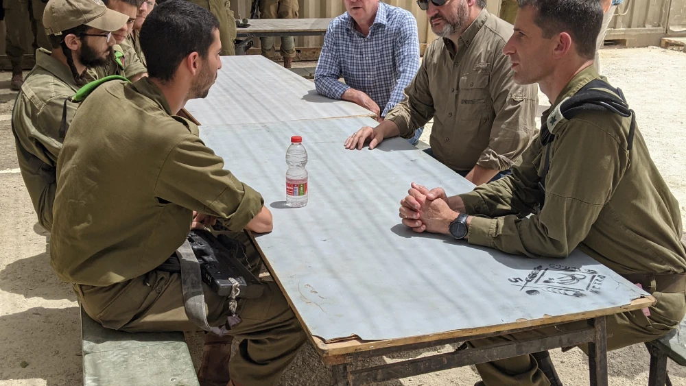 Sens. Bill Haggerty (R-Tenn.) and Ted Cruz (R-Texas) visit with soldiers from the Israel Defense Forces. Source: Ted Cruz/Twitter.