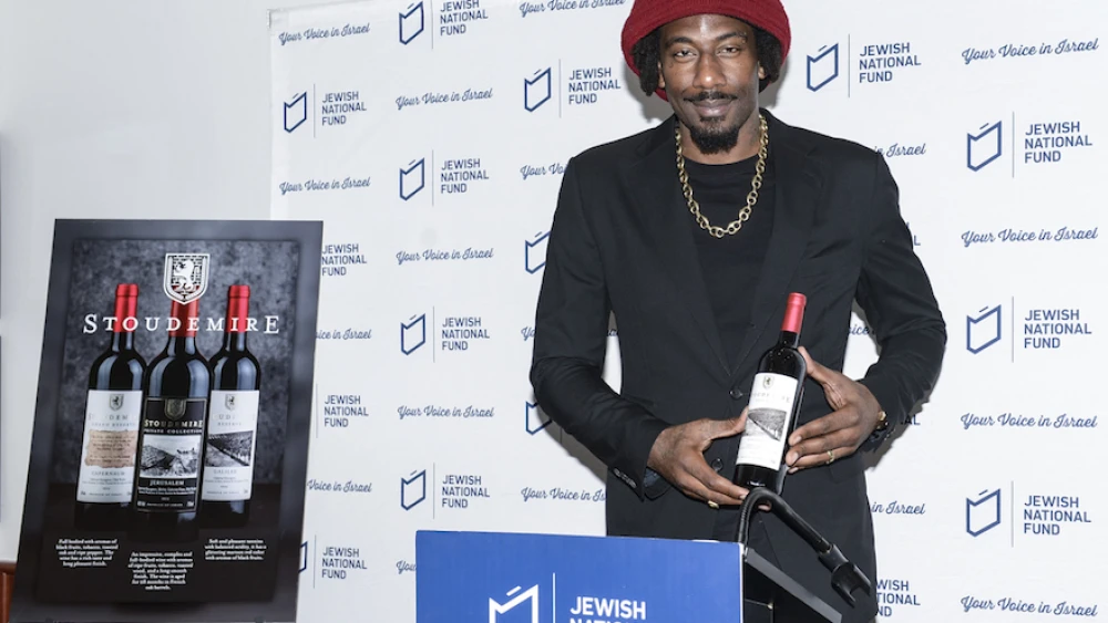 Former NBA star Amar’e Stoudemire showing off his new line of kosher-for-Passover Israeli wines. Credit: Jewish National Fund-USA.