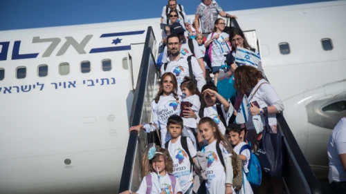 Some 300 new immigrants from France arrive at Ben-Gurion Airport on a flight organized by the Jewish Agency, July 23, 2018. Photo by Miriam Alster/Flash90.