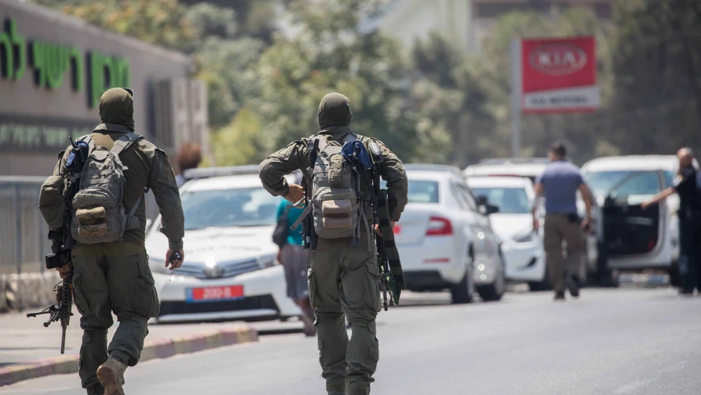 Elite Israel Border Police officers (Yamam) at the scene where a man was threatening to jump from the roof of an office tower in Jerusalem's Givat Shaul neighborhood on Aug. 8, 2018. Photo by Yonatan Sindel/Flash90.