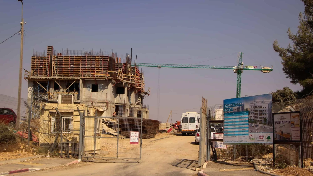 Construction work in the Jewish community of Alon Shvut in Gush Etzion, Aug. 31, 2022. Photo by Gershon Elinson/Flash90.