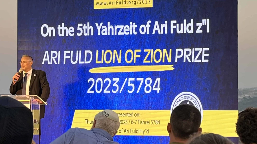 Event host Stephen Leavitt addresses the audience at the 5th Yartzheit of Ari Fuld, in Kfar Etzion in Judea, Sept. 21, 2023. Credit: Courtesy.