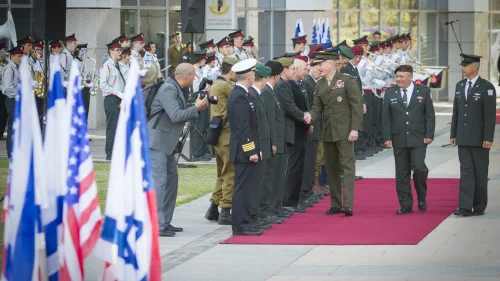 Israeli Chief of Staff Gadi Eizenkot and U.S. Joint Chiefs of Staff Joseph Dunford at a welcoming ceremony in Dunford's honor at the Ministry of Defense in Tel Aviv, May 09, 2017. Photo by Flash90.
