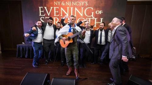 Israel Defense Forces paratrooper Sgt. Maj. Noam Buskila, a singer serving on Israel’s northern border, entertains a lively crowd at NY & NJ NCSY’s “Evening of Strength.” Credit: Courtesy of the Orthodox Union.